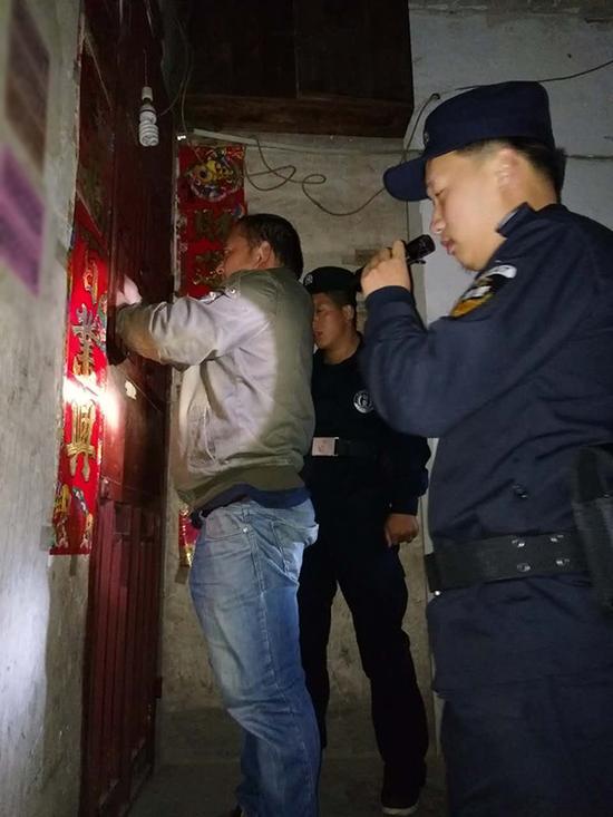 邵阳粗心妈妈误将幼女锁家中 民警全城寻开锁师傅开门